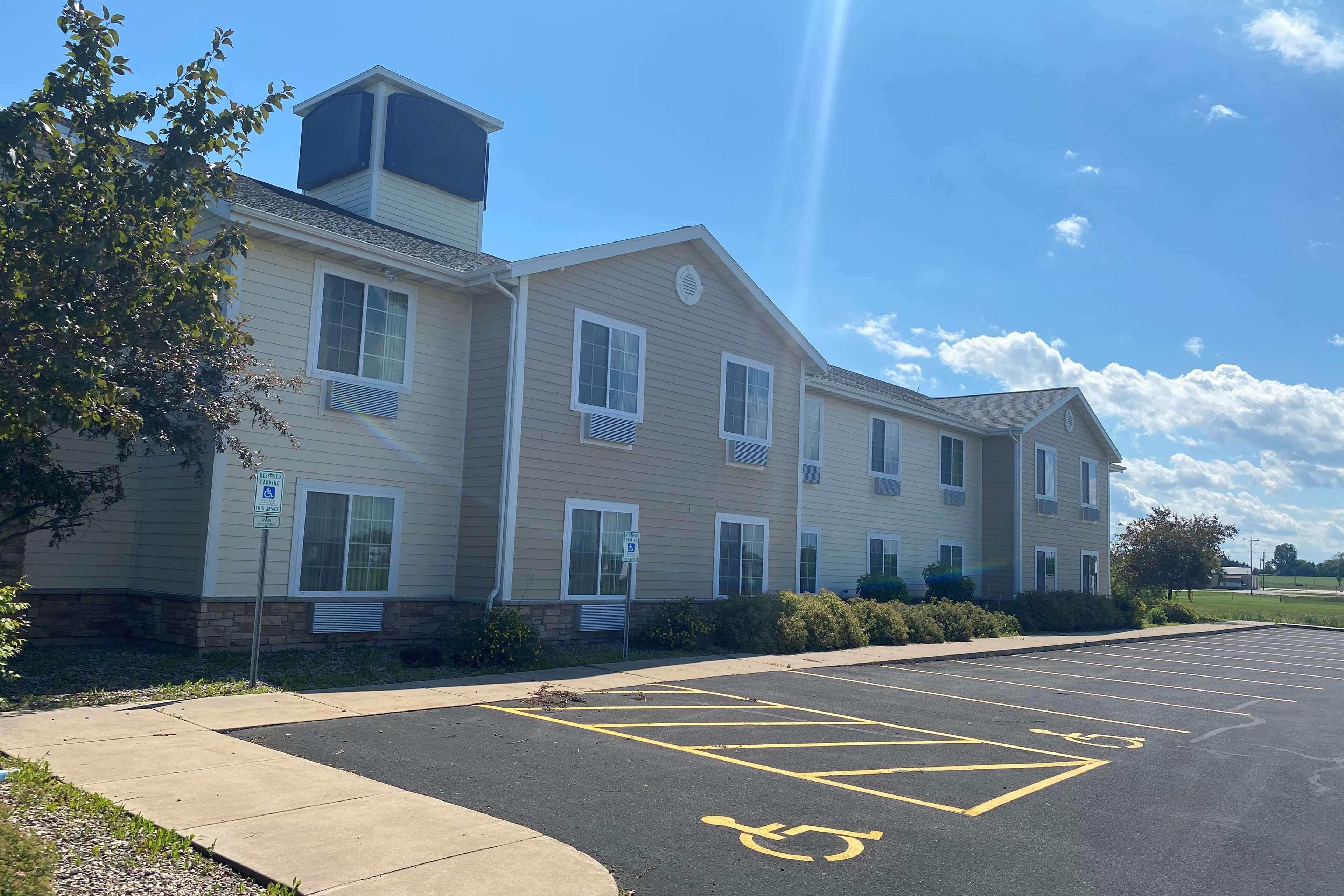 Americinn By Wyndham Oshkosh Ngoại thất bức ảnh