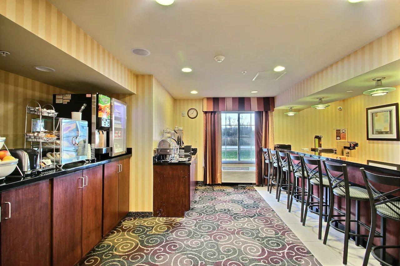 Americinn By Wyndham Oshkosh Ngoại thất bức ảnh