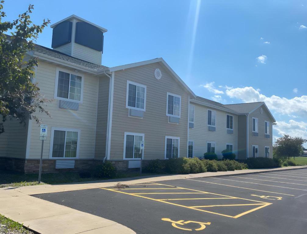 Americinn By Wyndham Oshkosh Ngoại thất bức ảnh