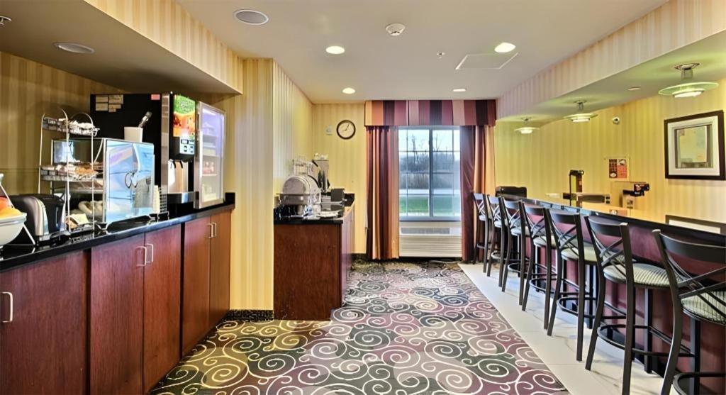 Americinn By Wyndham Oshkosh Ngoại thất bức ảnh