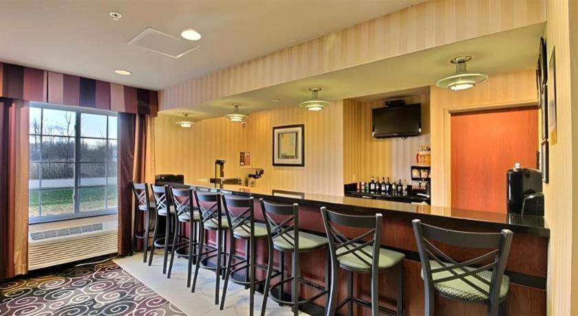 Americinn By Wyndham Oshkosh Ngoại thất bức ảnh